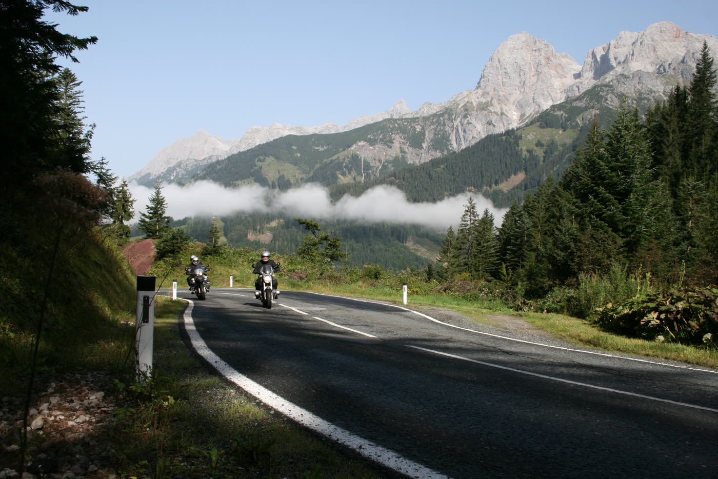 Motorräder auf der Auffahrt zum Filzensattel vor schroffen Felsgipfeln