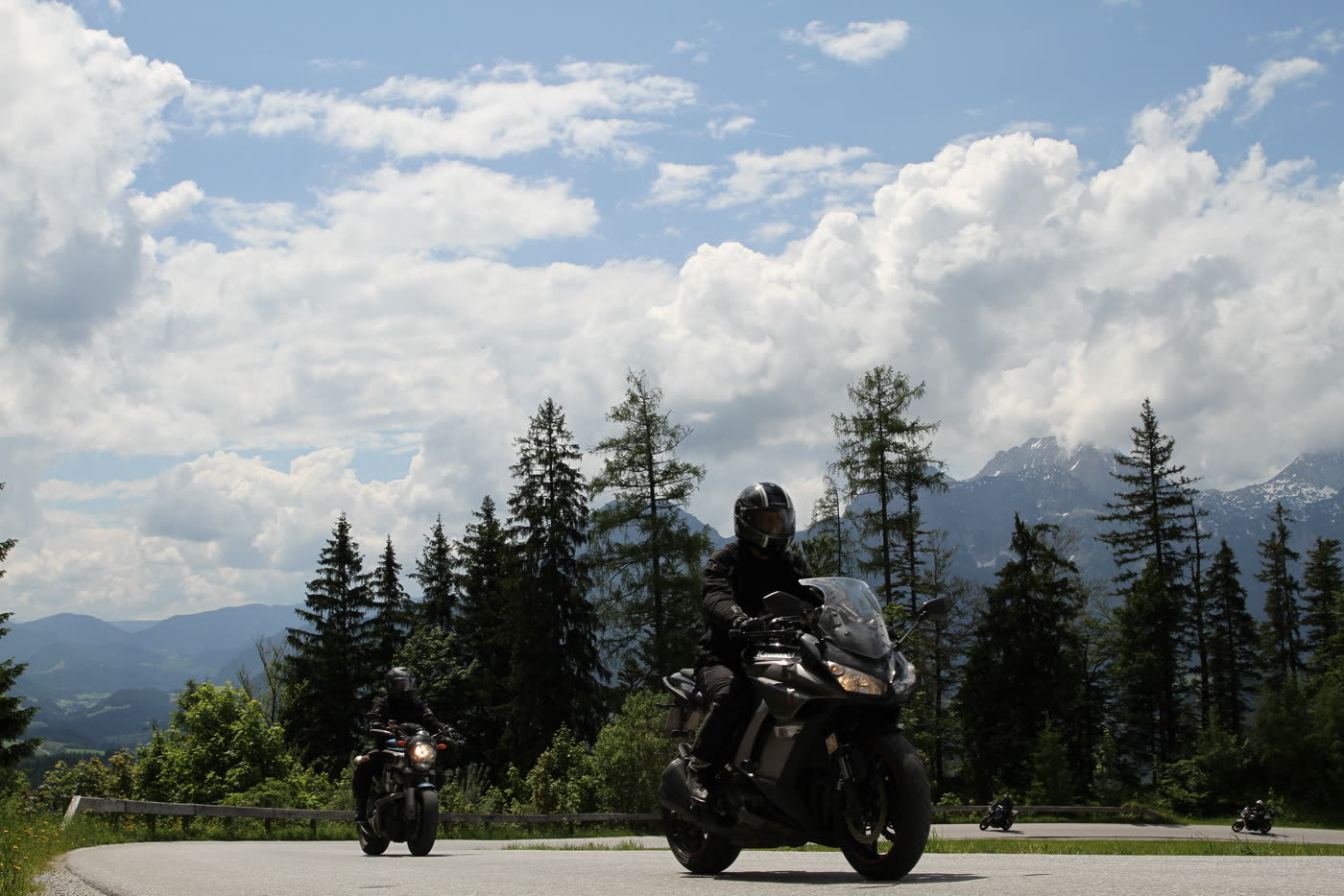 Zwei Motorräder auf der Auffahrt zur Postalm unter hohen Wolken