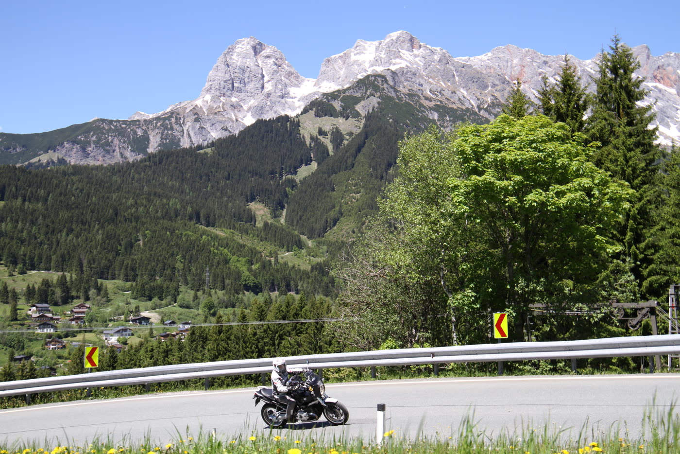 Motorrad auf der Landstraße vor den Felswänden des Steinernen Meeres